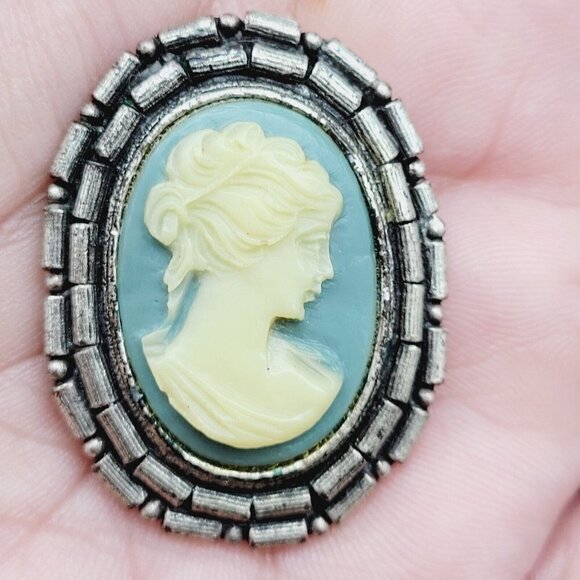 Vintage Blue Resin Cameo Brooch Brutalist Vibes Victorian Lady Antiqued Silver - Picture 4 of 4